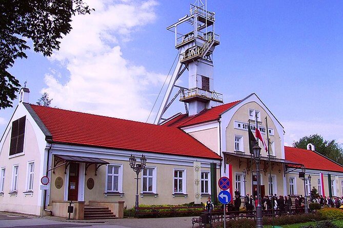 Auschwitz-Birkenau and Salt Mine Full day tour - Headphones, guides, and group size: the difference between a good and great day
