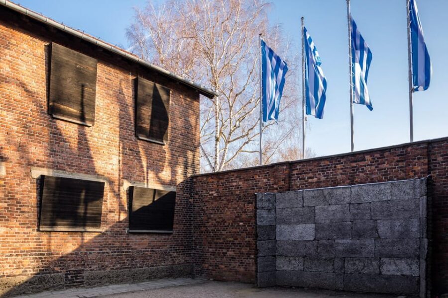 Auschwitz-Birkenau: Guided Tour and Skip-The-Line Ticket - Why a guided Auschwitz-Birkenau visit is worth it