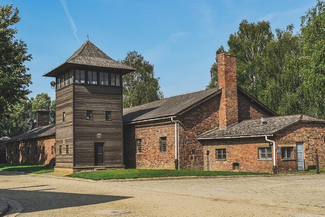 Auschwitz & Birkenau Live Guide Tour Entrance Ticket - The Auschwitz I Stop: How the Guide Makes It Coherent