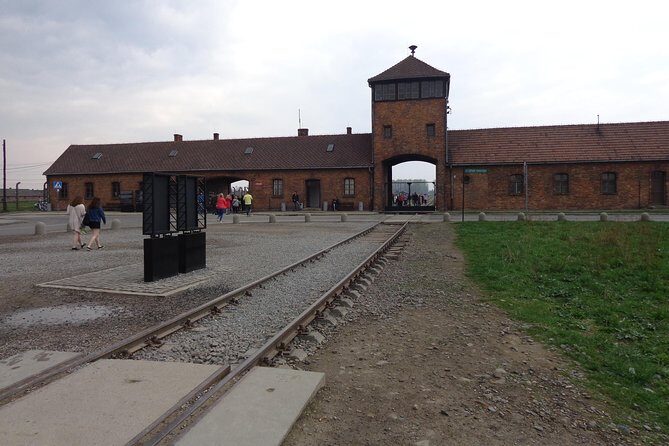 Auschwitz-Birkenau Museum Half-Day Bus Tour from Krakow - Auschwitz I: the guided route that makes sense of the beginning