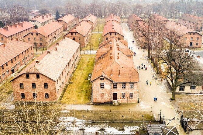 Auschwitz-Birkenau Tour Guide and Jewish museum and synagogue - Auschwitz and Birkenau as one experience: pacing and the lunch gap