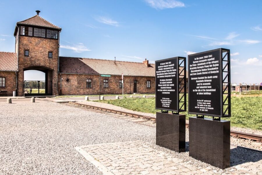 Auschwitz Ticket and Full-Day Tour from Krakow - The documentary and headphones: helping you follow the chronology