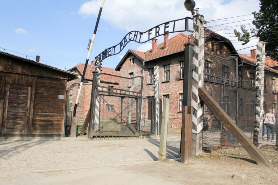 From Kraków: Auschwitz-Birkenau Memorial Guided Tour - Krakow to Auschwitz: What the 7-Hour Schedule Feels Like