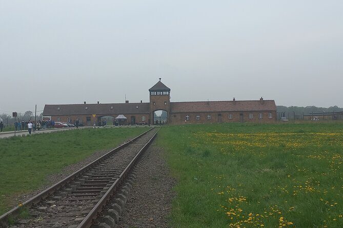 Full-Day Tour From Warsaw to Auschwitz (guided) and Krakow by car - Car comfort and group size: worth it on a 14-hour day