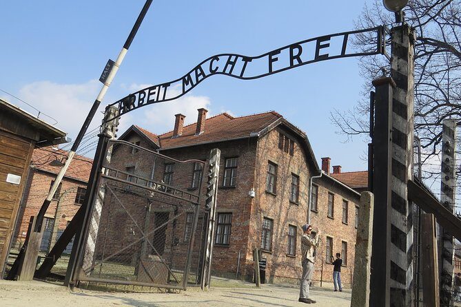 Krakow: Auschwitz-Birkenau and Salt Mine Guided Visits in One Day - Guide quality: the difference between a good tour and a memorable one