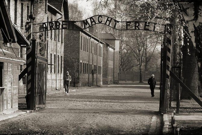 Krakow: Auschwitz-Birkenau Guided Tour with Hotel Transfer - The transport flow: how your day moves between groups and buses