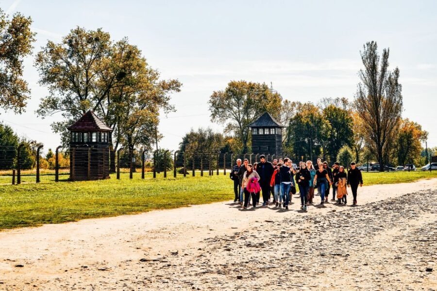 Krakow: Auschwitz-Birkenau Live Guided Tour & Hotel Pickup - Key things I’d notice right away