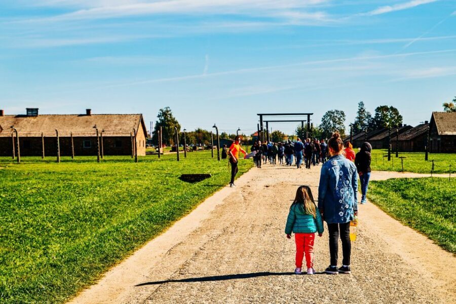 Krakow: Auschwitz-Birkenau Live Guided Tour & Hotel Pickup - The Break and the Shift to Auschwitz II-Birkenau