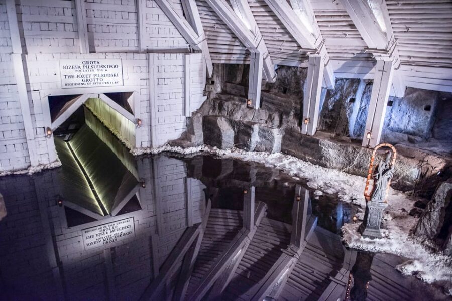 Krakow: Auschwitz-Birkenau & Wieliczka Salt Mine Day Tour - Lunch and the Food Question: Included Options vs. Freedom