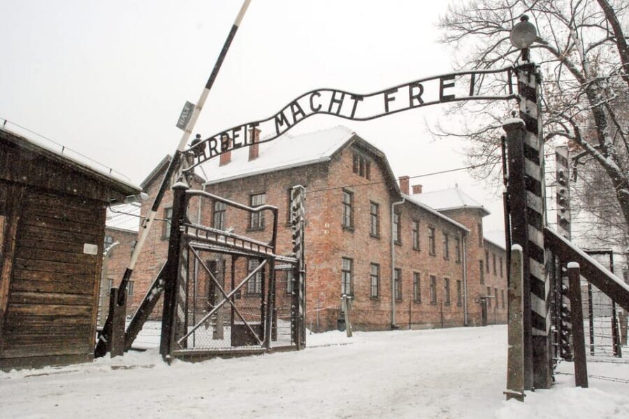 Krakow: Auschwitz & Wieliczka Salt Mine Guided Day Tour - The day’s schedule from Kraków: drives, break time, and timing realities